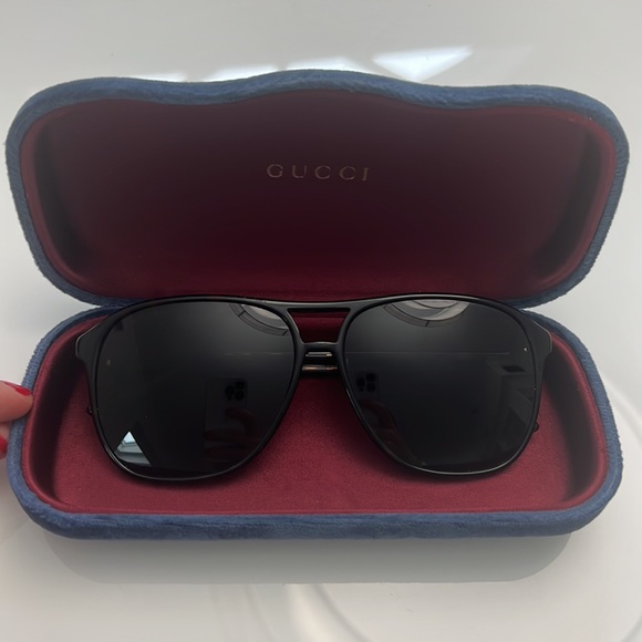 Gucci pilot sunglasses in great condition with velvet blue case - Picture 4 of 4